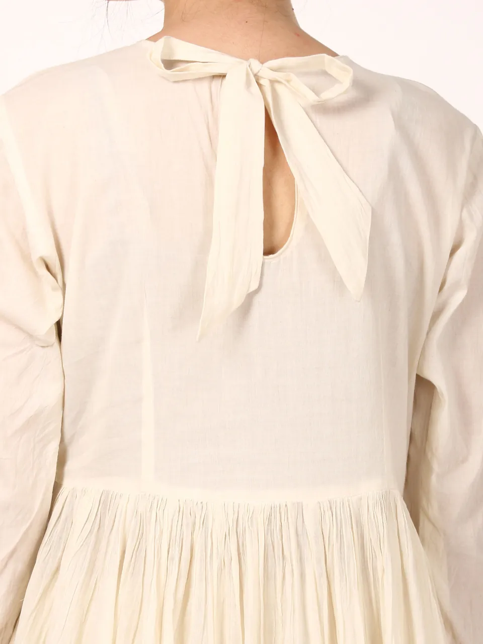 Close-up of the bow and keyhole at the back of the anarkali’s neck